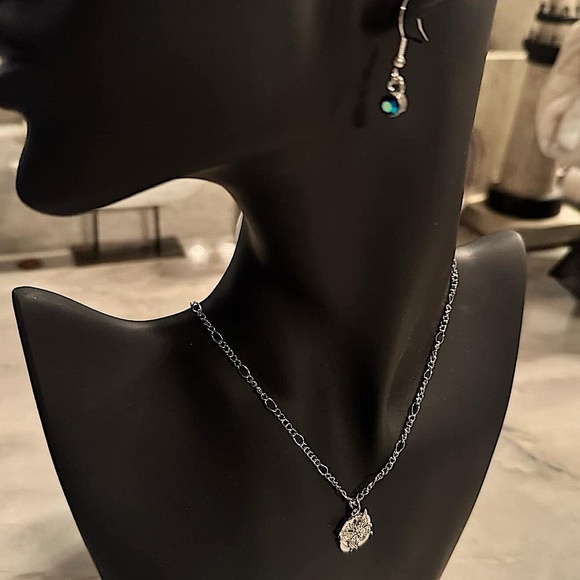 Silver & blue gem butterfly jewelry set necklace’s & earrings - Picture 1 of 3